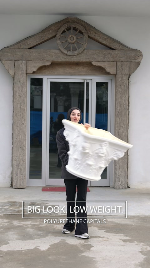 Büyük Korint sütun başlığı elde taşınarak hafifliği gösteriliyor