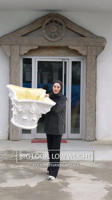Dekoratif sütun başlığı farklı açıdan elde tutuluyor