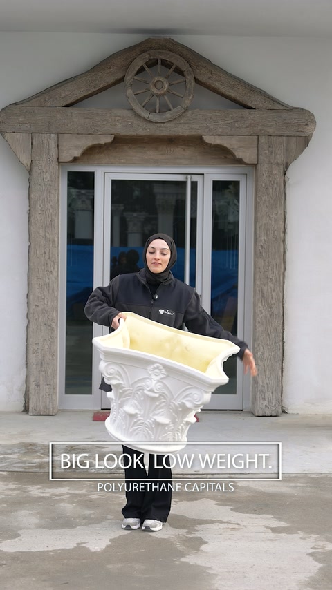 Geniş Korint başlığın oyma detayları açık alanda sergileniyor