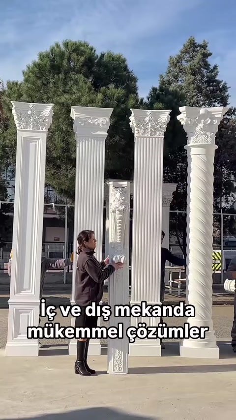 Burgulu ve yivli gövdeli çeşitli dekoratif sütunlar sıralanıyor