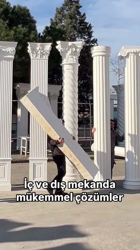 Düz dekoratif profil parçası sütunların önünde taşınıyor