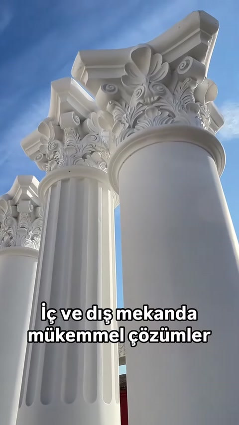 Korint tarzı bezemeli sütun başlıkları alttan görüntüleniyor