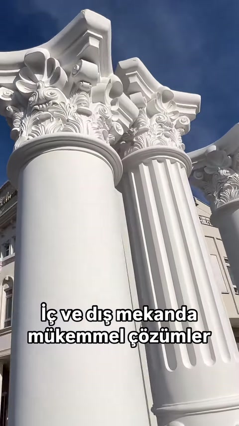 Yuvarlak ve yivli sütunların bitkisel bezemeli başlıkları görülüyor
