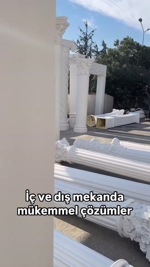 Dekoratif profiller ve sütun parçaları üretim alanında istiflenmiş duruyor