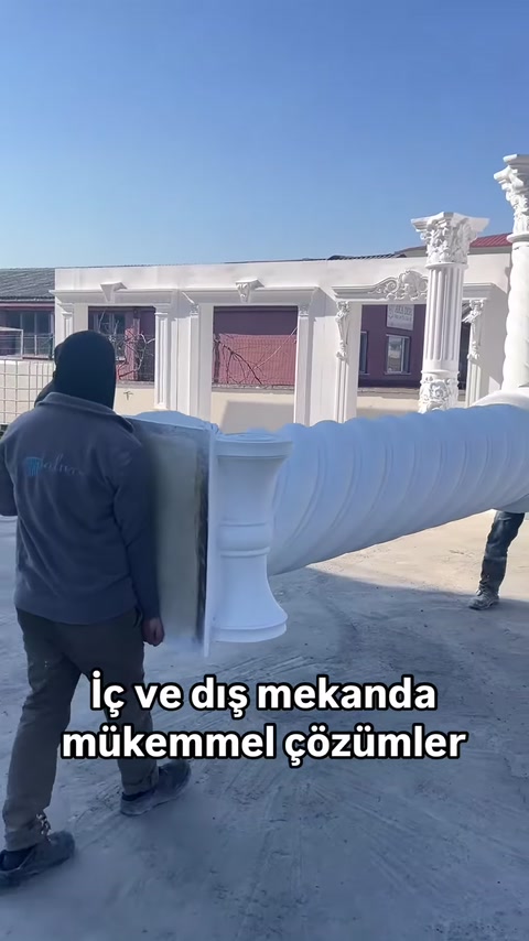 Büyük burgulu sütun parçası sergileme alanında yatay taşınıyor