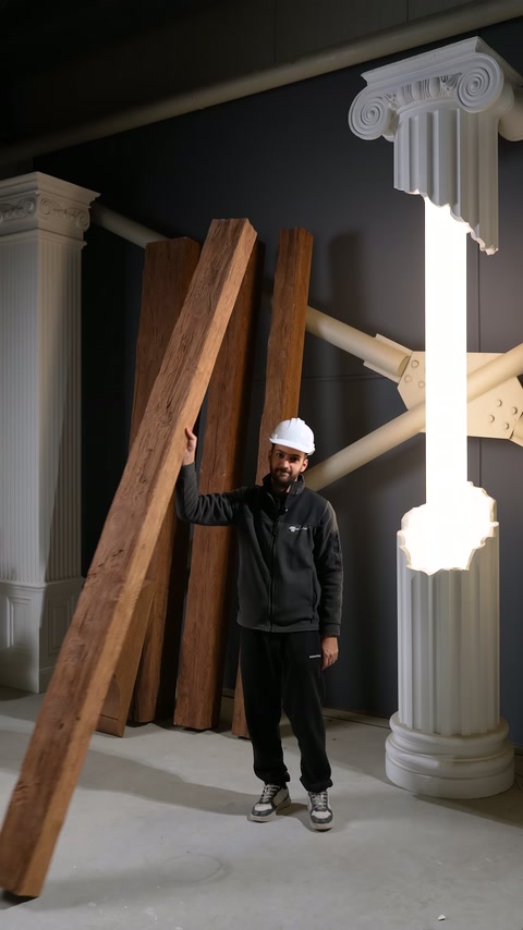 Sunucu ince kiriş modelinin ahşap desenli ön yüzüne dokunuyor.
