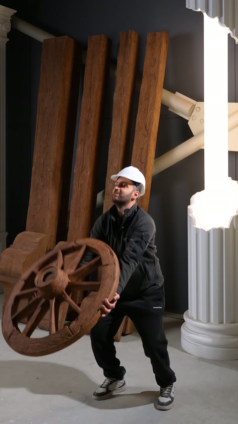 Sunucu dekoratif tekerlek modelini hareket sonrasında alttan kavrıyor.
