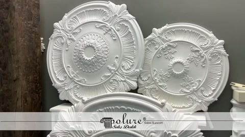 Büyük modellerin önünde daha küçük oval süsleme parçası duruyor