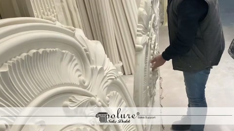 Usta dik duran kabartmalı modelin kenar bölümüne eliyle dokunuyor