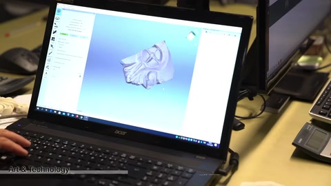 Dekoratif motifin üç boyutlu modeli bilgisayar ekranında inceleniyor