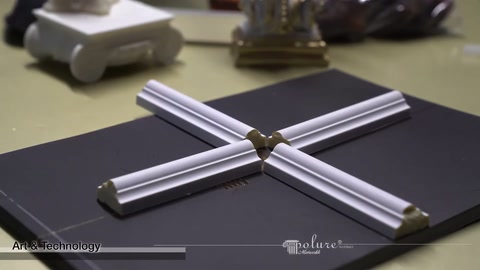 Dört dekoratif çıta merkez bağlantı parçasıyla birleştirilmiş durumda