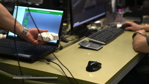 Tasarımcı, ofis çalışma alanında bilgisayar üzerinden dekoratif parça çizimini düzenliyor