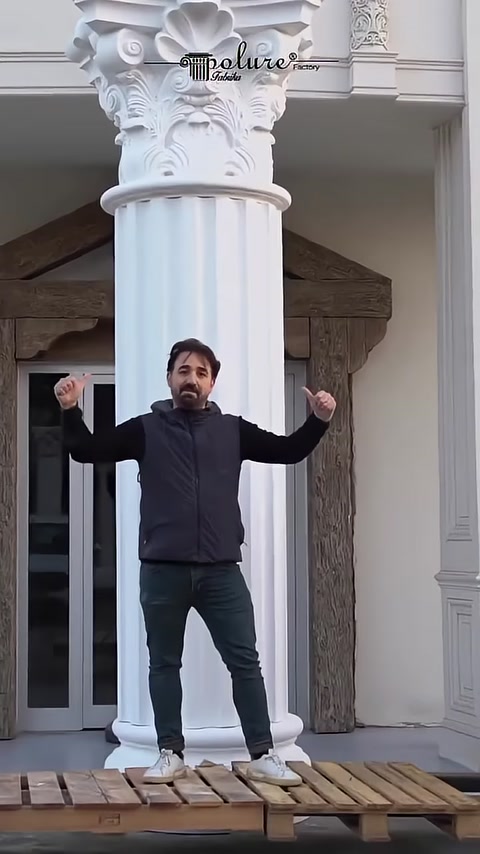 Tamamlanan yivli Korint sütun dış cephe önünde tanıtılıyor