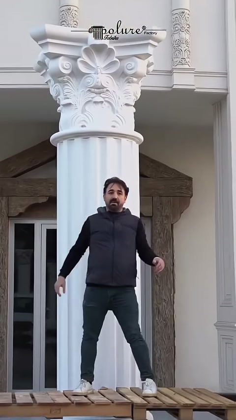 Usta tamamlanan başlığın alt çevresini gözden geçiriyor