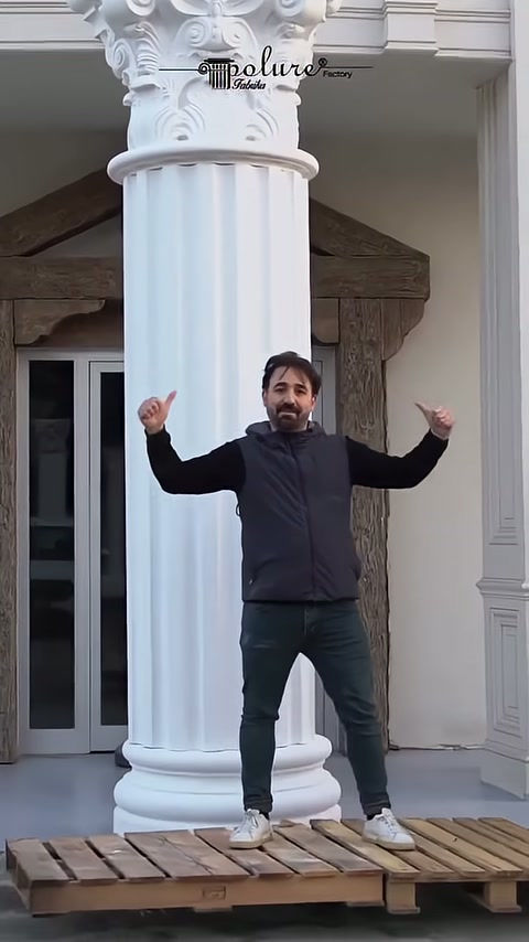 Korint başlıklı yivli sütun cephe girişinde bütün halinde duruyor