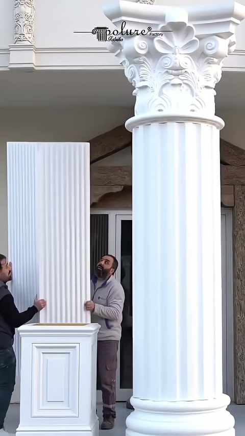 Sade başlıklı gövde ile Korint sütun yan yana gösteriliyor