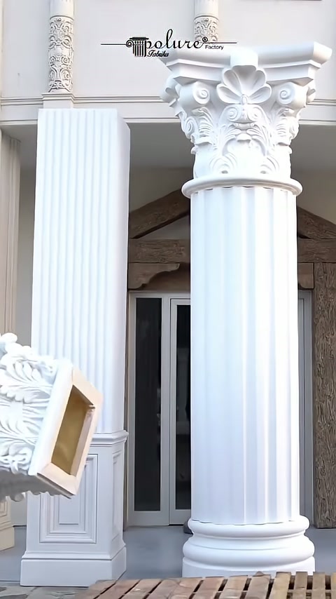 Farklı yiv yapılarına sahip iki beyaz sütun sergileniyor