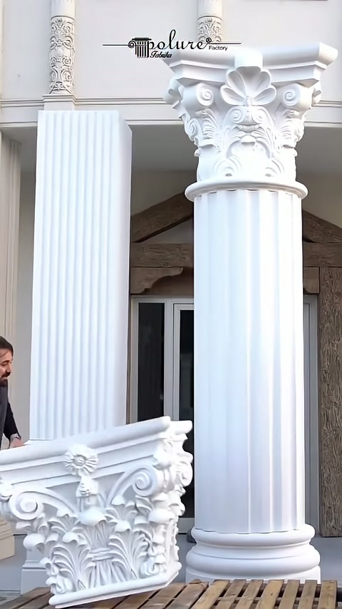 Usta öndeki Korint başlığı ikinci sütuna doğru yönlendiriyor