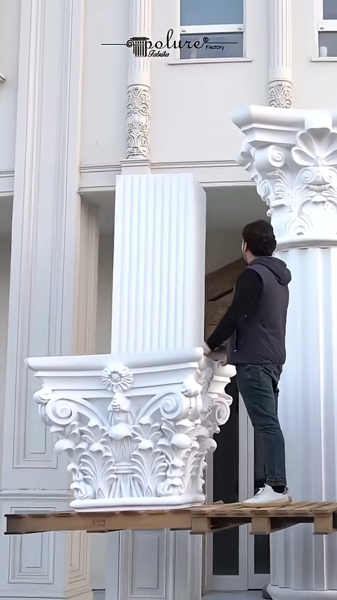 Usta büyük Korint başlığı ahşap çalışma alanına kaldırıyor