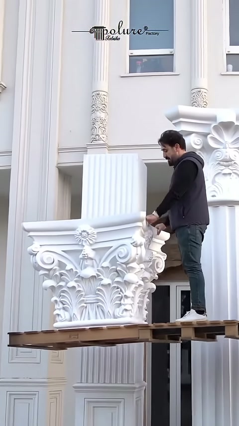 İşlemeli kare başlık iskele üzerinde montaj noktasına yaklaştırılıyor