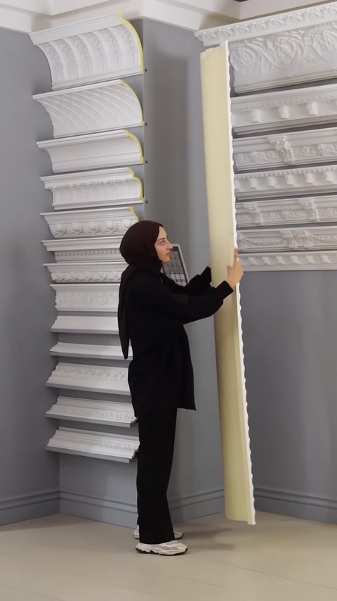 Uzun poliüretan profil, ürünün boydan görünümünü gösterecek şekilde tutuluyor.