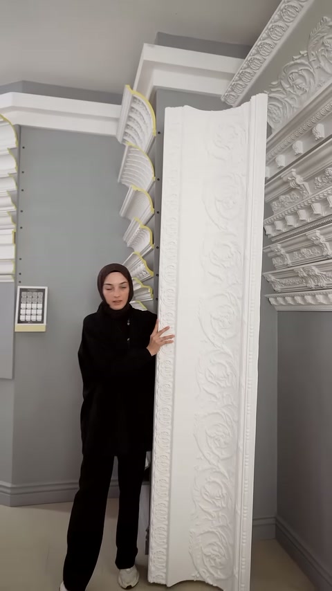 Sunucu, yüksek dekoratif paneli kavrayarak ön yüzünü sergiliyor.