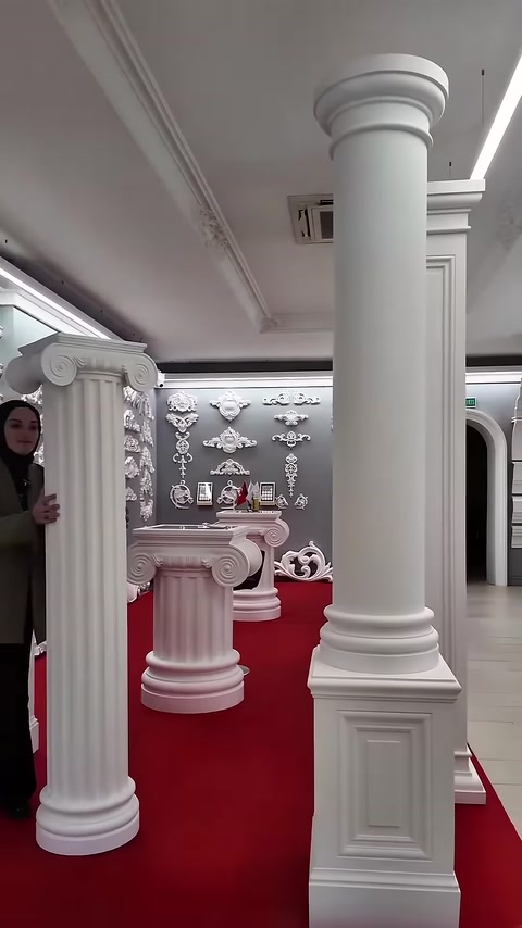 Geniş düz gövdeli sütun, yuvarlak kaidesiyle önden gösteriliyor