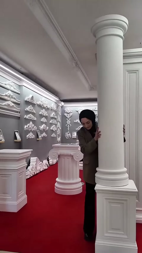 Kalın yuvarlak sütun katmanlı tabanı üzerinde önden görülüyor