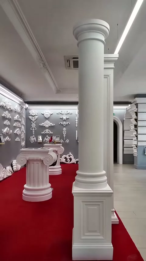Sade silindirik sütun kabartmalı kare kaide üzerinde sergileniyor