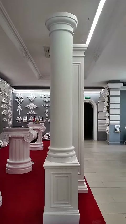 Yuvarlak sütunun kademeli bilezikleri ve köşeli tabanı öne çıkıyor