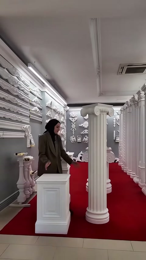 İnce yivli sütun bağımsız kaide parçasının yanında tanıtılıyor