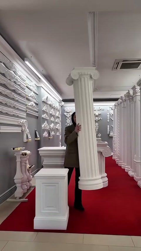 Sunucu oluklu gövdeye sahip yüksek sütunun yanında duruyor