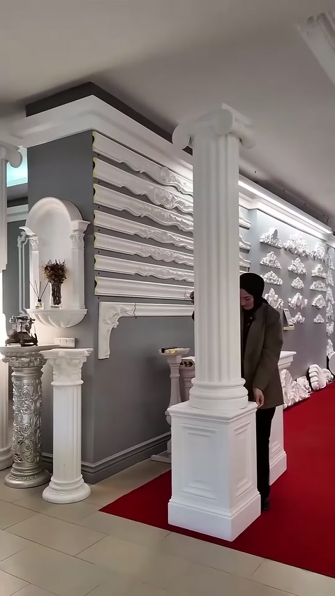 Kare kaideli sütunlar showroomun farklı bölümlerinde sergileniyor