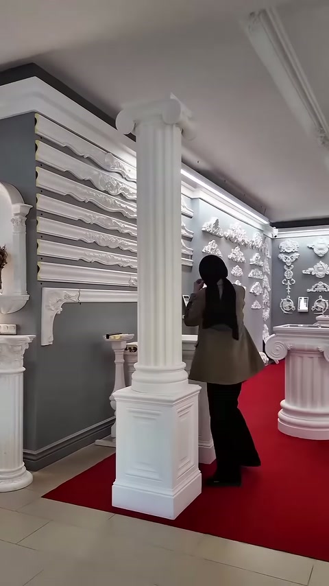 Sunucu bağımsız kaide ve uzun sütunların yanında konumlanıyor