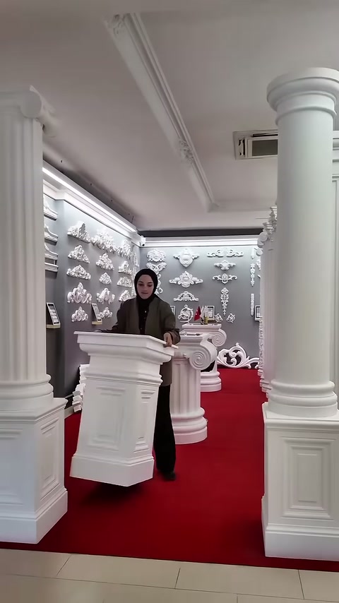 İki kare kaide parçası yuvarlak sütunların önünde gösteriliyor