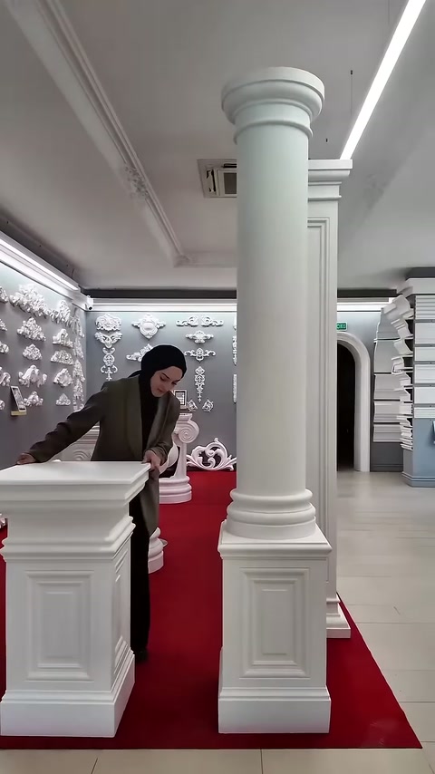 Kabartmalı kare kaideler silindirik sütunlarla aynı alanda sergileniyor