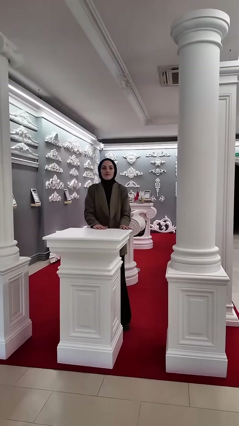 Sunucu iki farklı yükseklikteki kaidenin arkasında duruyor
