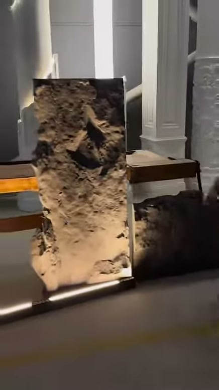 Dikey panel ve alçak kaya parçası taban ışığıyla sergileniyor