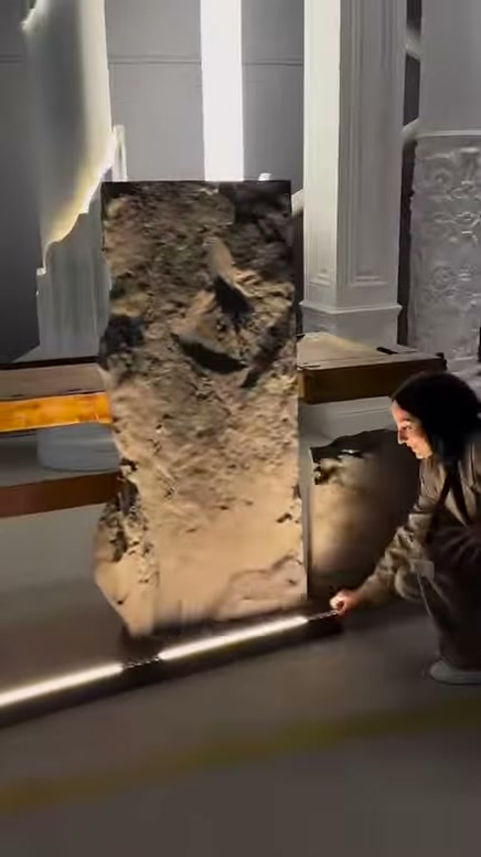 Sunucu, panel tabanındaki doğrusal aydınlatmayı eliyle işaret ediyor