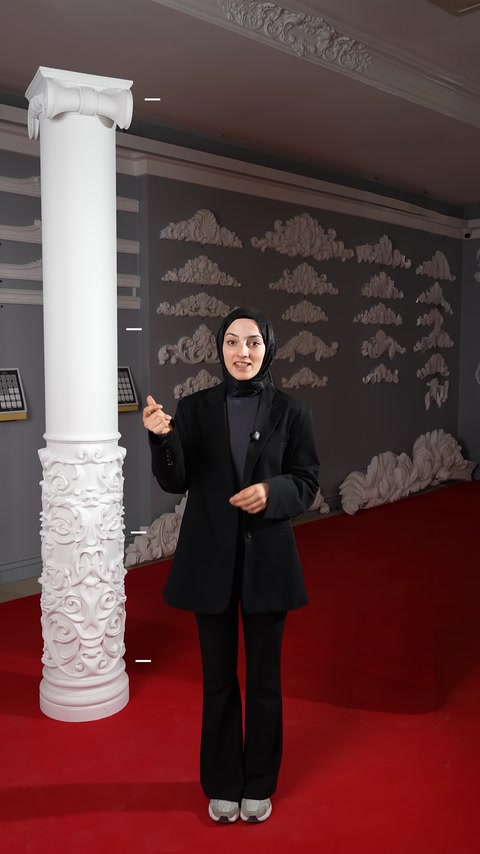 Düz gövdeli ve kabartma bezemeli beyaz sütun modeli sergileniyor.