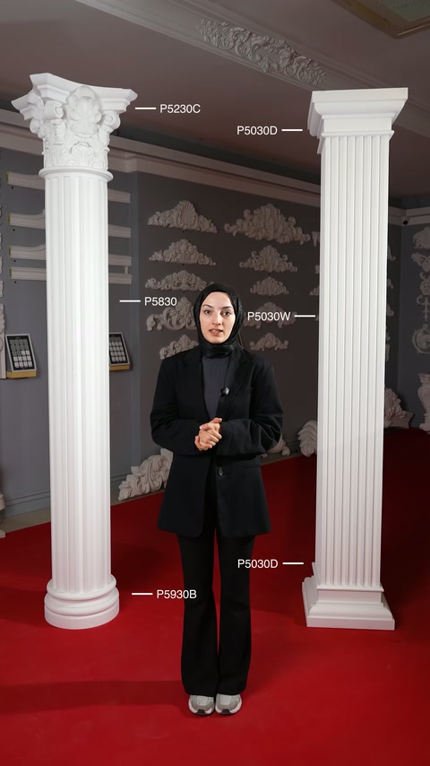 Kırmızı halılı showroomda bezemeli ve köşeli sütun modelleri bulunuyor.