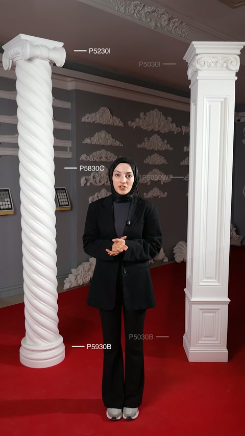 Burgu gövdeli sütun ile kabartmalı kare model sergi alanında duruyor.