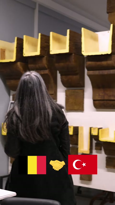 Duvar standında farklı biçimlerde dekoratif payanda modelleri sergileniyor.