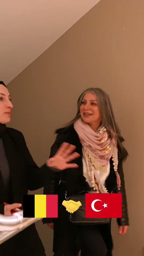 İki katılımcı, iç mekânda düğün salonu tasarımını konuşuyor.