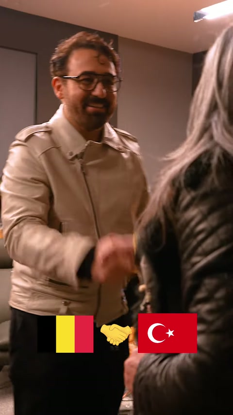 Erkek müşteri, dekorasyon görüşmesine katılmak üzere çalışma alanına geliyor.