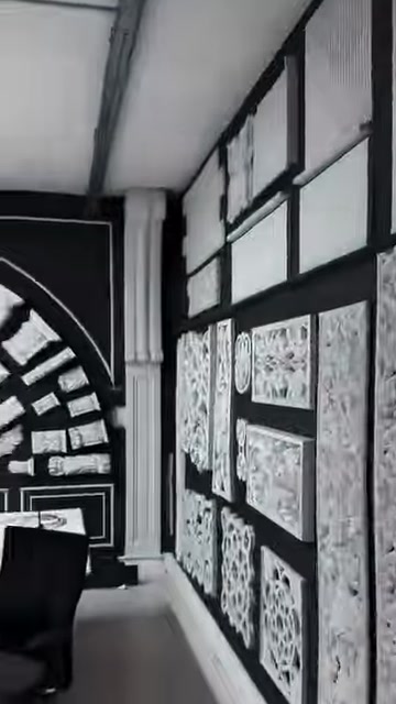 Sütunlar ve dekoratif panellerle düzenlenmiş showroom bölümünün genel görünümü