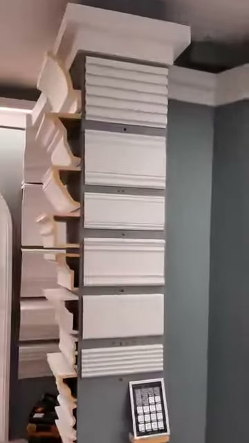 Kalın profillerle oluşturulan teşhir sütunu showroom köşesinde yükseliyor