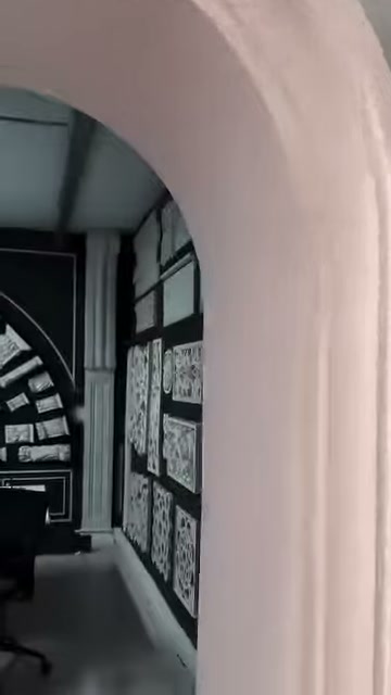 Kemerli sergileme duvarı ve desen panoları çalışma alanını çevreliyor