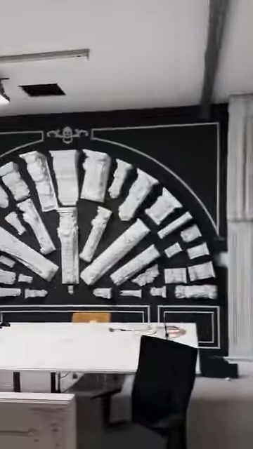 Toplantı masasının arkasında radyal düzenlenmiş kartonpiyer numuneleri görülüyor
