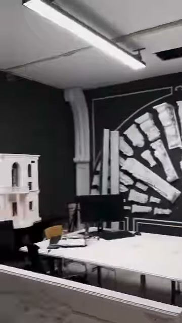 Ofis masaları ve kemerli profil panosu aynı showroom bölümünde bulunuyor